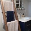 Industrial pipe and wood towel ladder - Woodify